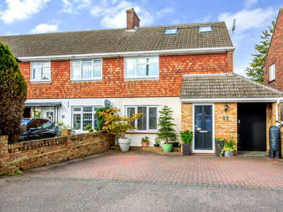 4 bedroom end of terrace house for sale in Pyms Road, Chelmsford, CM2