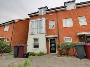 4 bedroom semi-detached house for rent in Puffin Way, Reading, RG2