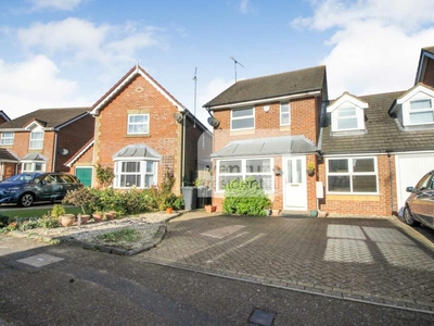 4 bedroom semi-detached house for sale in Chard Drive, Luton, LU3