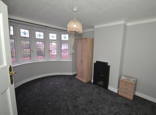 4 bedroom terraced house for rent in Reynolds Avenue, Romford, Essex, RM6