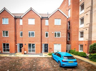 4 bedroom town house for rent in Marquess Drive, Bletchley, MK2