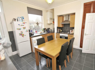 6 bedroom terraced house for rent in BILLS INCLUDED - Graham Grove, Burley, Leeds, LS4