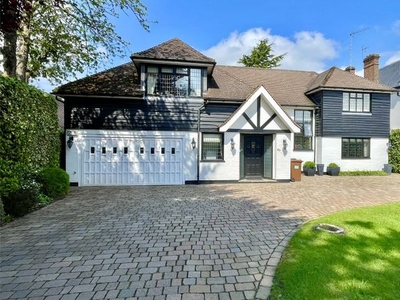 Detached house to rent in Brookmans Avenue, Brookmans Park, Hertfordshire AL9