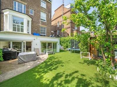 Flat for sale in Garden Apartment, College Crescent, Belsize Park NW3
