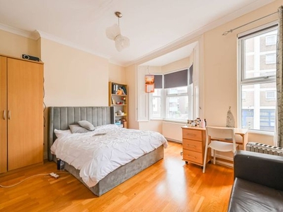 Flat to rent in Bow Common Lane, Mile End, London E3