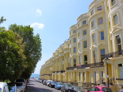 Flat to rent in Brunswick Square, Hove BN3