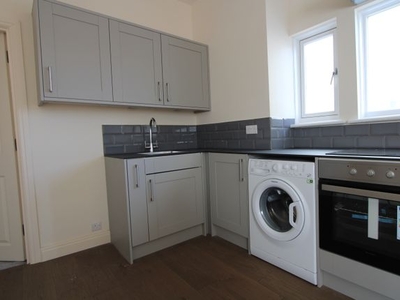 Flat to rent in Clifford Avenue, London SW14