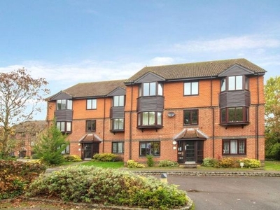 Flat to rent in Foxhills, Horsell, Woking GU21