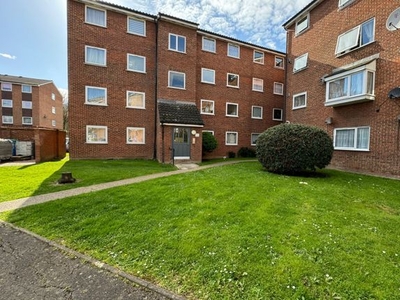 Flat to rent in Gurney Close, Barking IG11