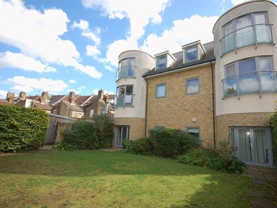 Flat to rent in Harwoods Road, Watford WD18