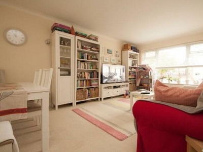 Flat to rent in High Road, London N20