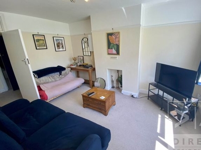 Flat to rent in Manor Green Road, Epsom KT19