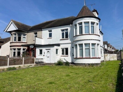 Flat to rent in Riviera Drive, Southend-On-Sea SS1