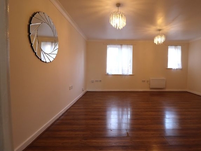 Flat to rent in Royal Crescent, Ilford IG2