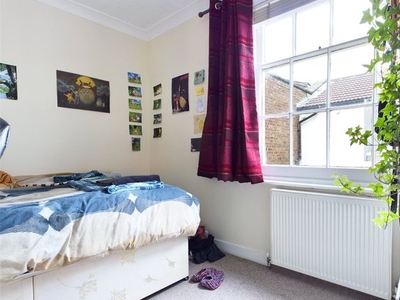 Flat to rent in St Georges Road, Kemptown, Brighton BN2
