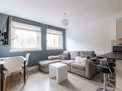 Flat to rent in St Leonards Street, Edinburgh EH8