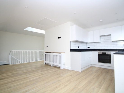 Flat to rent in Warham Road, South Croydon CR2