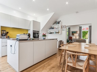 Maisonette to rent in Bristol Gardens, Warwick Avenue Station W9