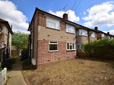 Maisonette to rent in Fullwell Avenue, Ilford IG5