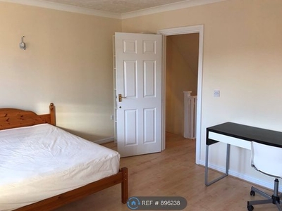 Room to rent in Off A34, Stoke-On-Trent ST4