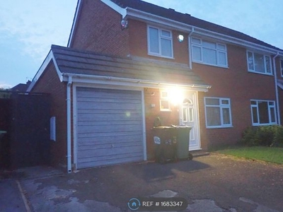 Semi-detached house to rent in Broadway, Oldbury B68