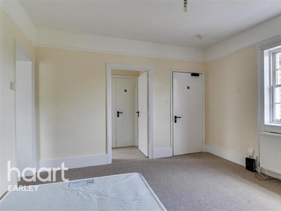 Studio flat for rent in Russell Street, Reading, RG1 7XD, RG1