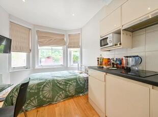 Studio flat for rent in St Stephens Gardens, Notting Hill, London, W2