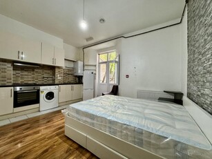 Studio flat for rent in Walm Lane, Cricklewood, NW2
