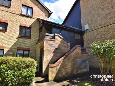 Studio to rent in King Arthur Court, Cheshunt, Waltham Cross, Hertfordshire EN8