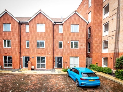 Town house to rent in Marquess Drive, Bletchley, Milton Keynes MK2