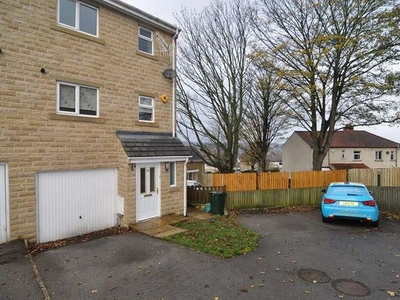 Town house to rent in Platt Court, Off Vicarage Road, Shipley BD18