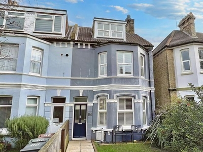 Town house to rent in Willingdon Road, Eastbourne BN21