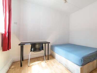 Bright room for rent in Bethnal Green, London