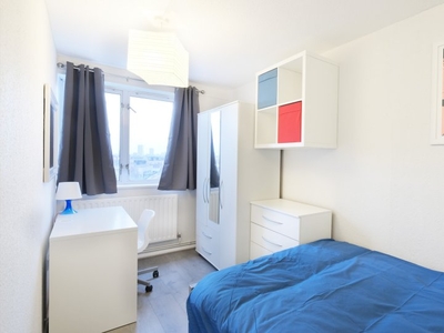 Room for rent in a 4 bedroom flatshare in Whitechapel