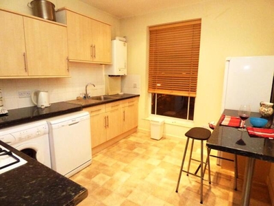 2 Bedroom Flat For Rent In Poplar Walk, Croydon