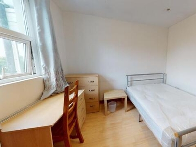 3 Bedroom Shared Living/roommate Burley Hampshire