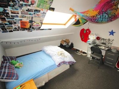 4 Bedroom Shared Living/roommate Leeds West Yorkshire