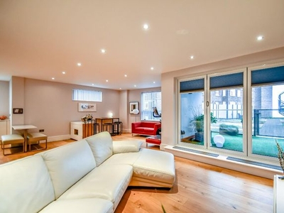 Flat for sale in Rectory Grove, Leigh-On-Sea SS9