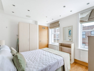 Flat in Bloomsbury Square, Bloomsbury, WC1A