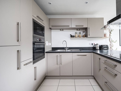 Flat in Bootmakers Court, Stepney, E1