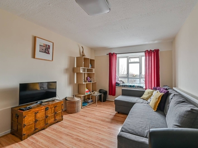Flat in Smallwood Road, Tooting Broadway, SW17
