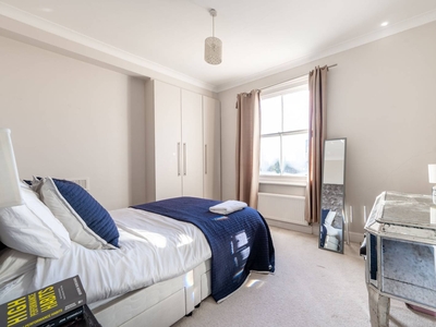 Flat in St Quintin Avenue, North Kensington, W10