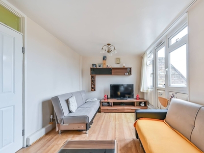 Flat in Stockwell Road, Stockwell, SW9