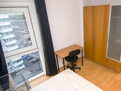 Rooms in a 3-Bedroom Apartment for rent in Limehouse, London