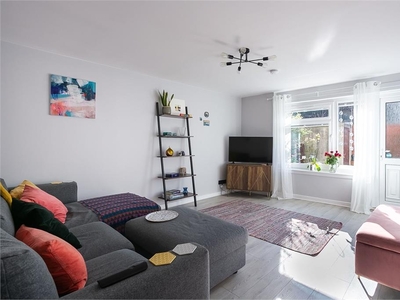 1 bed garden & ground flat for sale in Newhaven