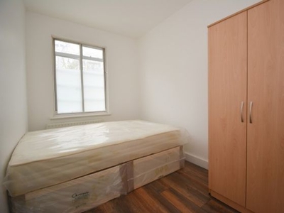 1 bedroom flat share to rent Ealing, W5 5AL