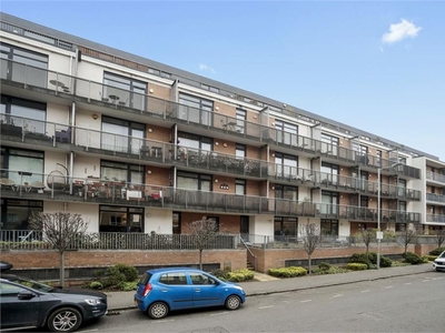 2 bed fourth floor flat for sale in Bellevue