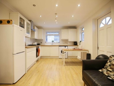 2 bedroom flat to rent London, E10 5JP