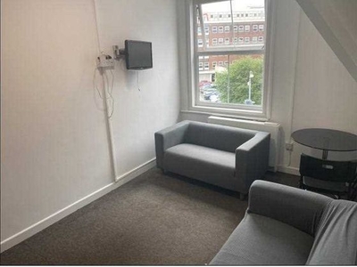 3 bedroom flat to rent Bournemouth, BH8 8AD