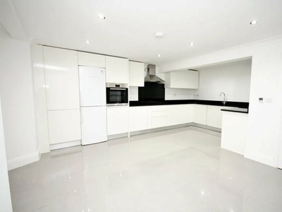 3 bedroom flat to rent Clapton, E5 0RG